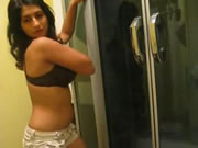 Armenian 아시아 In The Bathroom Strippers