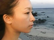 바닷가에서 걷는 일본 소녀