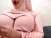 웹캠에서 큰 가슴을 흔드는 아랍 창녀