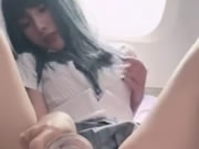 비행기에 자 위 하는 아시아 여자